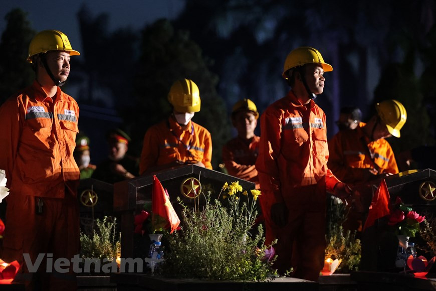Afin de les soulager, les autorités vietnamiennes créent une organisation appelée l’Association d’aide aux soldats morts au combat, rebaptisée début 1946 l’Association d’aide aux soldats blessés. Le Président Ho Chi Minh fut invité à être son président d’honneur. Le 19 décembre 1946, la Résistance nationale démarra et avec elle le nombre des blessés et des morts augmenta fortement. En juin 1947, une réunion eut lieu à Thai Nguyen (Nord), sous la direction du Président Ho Chi Minh, afin de choisir la date de la Journée nationale des Invalides de guerre. Et c’est le 27 juillet qui fut retenu pour rendre hommage aux blessés de guerre et aux combattants tombés au champ d’honneur. Photo: VietnamPlus