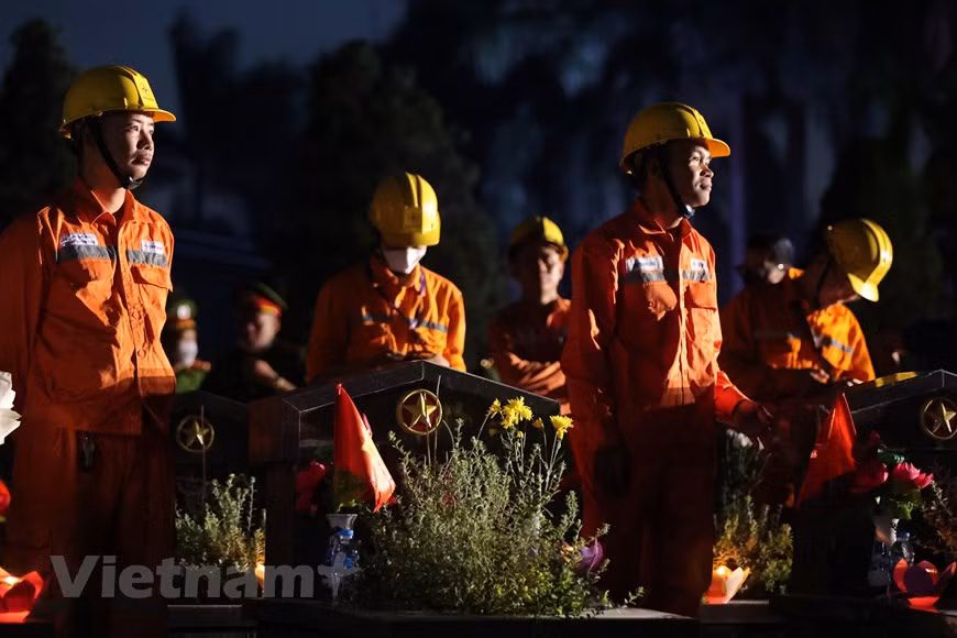 Afin de les soulager, les autorités vietnamiennes créent une organisation appelée l’Association d’aide aux soldats morts au combat, rebaptisée début 1946 l’Association d’aide aux soldats blessés. Le Président Ho Chi Minh fut invité à être son président d’honneur. Le 19 décembre 1946, la Résistance nationale démarra et avec elle le nombre des blessés et des morts augmenta fortement. En juin 1947, une réunion eut lieu à Thai Nguyen (Nord), sous la direction du Président Ho Chi Minh, afin de choisir la date de la Journée nationale des Invalides de guerre. Et c’est le 27 juillet qui fut retenu pour rendre hommage aux blessés de guerre et aux combattants tombés au champ d’honneur. Photo: VietnamPlus