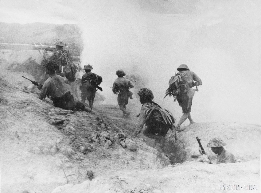 Le 14 avril 1954, les soldats vietnamiens attaquent la position au nord de l’aéroport de Muong Thanh. Photo d’archives : VNA