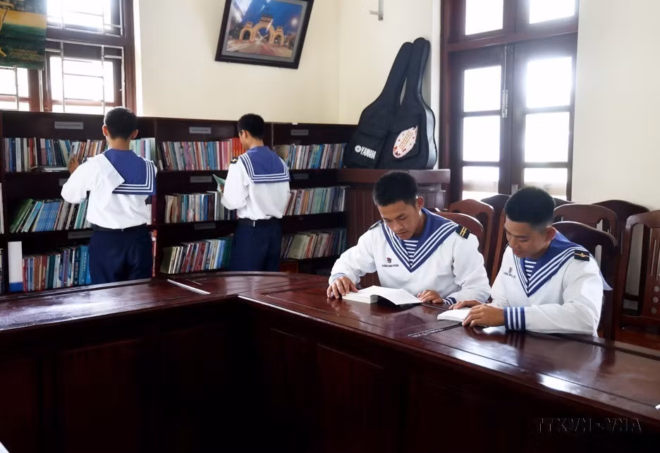 Les soldats de Truong Sa lisent des livres après leur entraînement. Photo: VNA