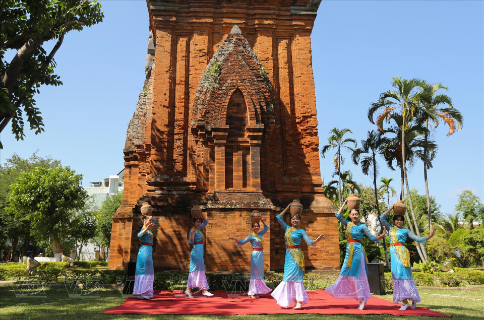 Danses traditionnelles du peuple Cham au pied des tours jumelles. Photo : VNP