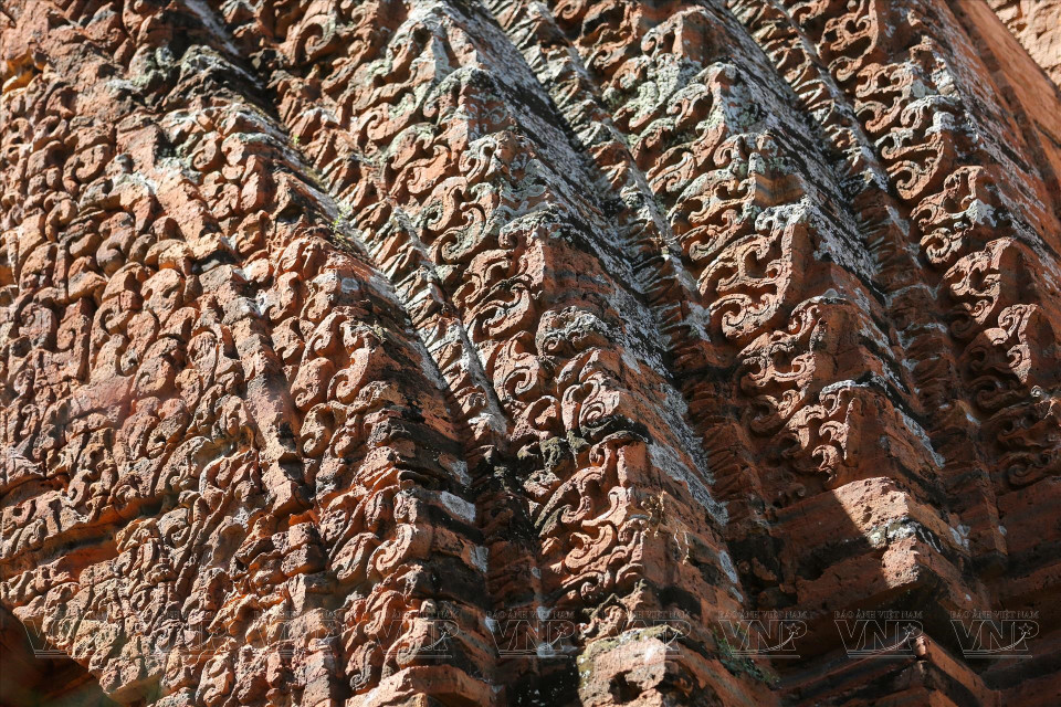 Motifs décoratifs au sommet d'une des deux tours. Photo : VNP