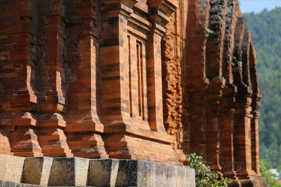 De nombreuses études suggèrent que le liant qui a permis d’assembler les briques est un mélange complexe dont le composant principal est la résine d’un arbre répandu dans le Centre. Photo : VNP