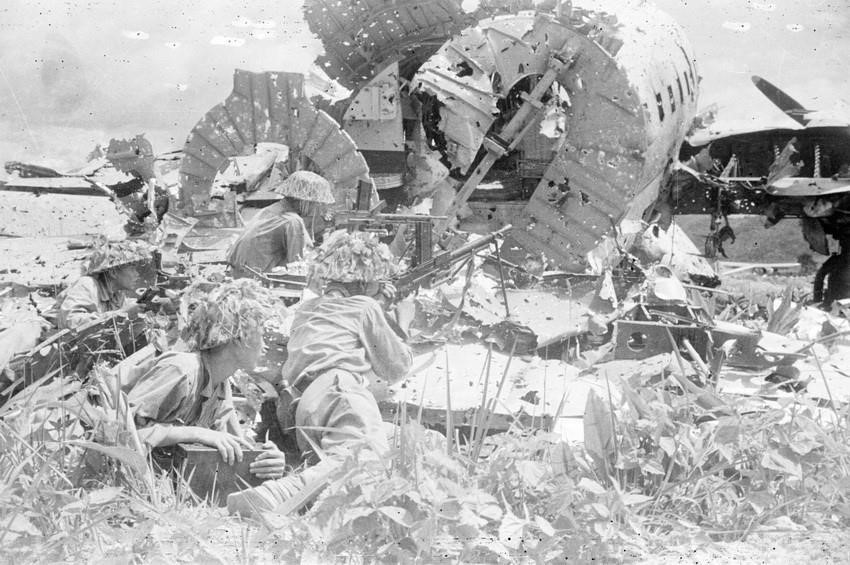 Des soldats vietnamiens attaquent l’aéroport de Muong Thanh. Photo d’archives : VNA