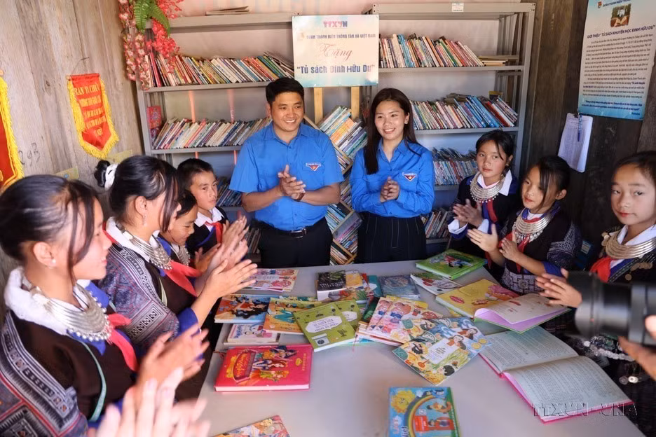 L'Union des jeunes de l'Agence vietnamienne d'Information (VNA) remet la bibliothèque Dinh Huu Du à l'école-internat de Chê Tao, district de Mu Cang Chai, province de Yên Bai (Nord). Photo: VNA
