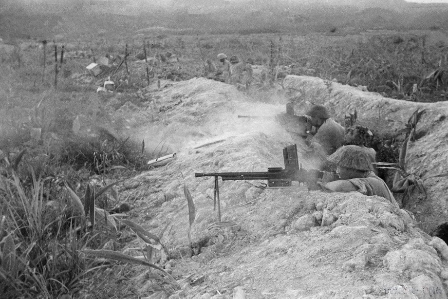 Lors de cette phase, les forces vietnamiennes attaquent simultanément les bases. Sur la photo : Bataille acharnée à la position 206. Photo d’archives : VNA