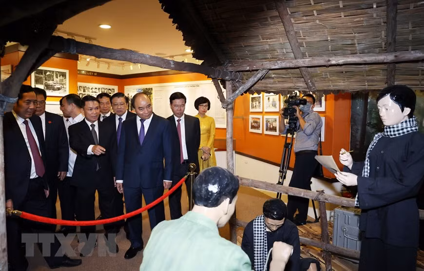  Le Premier ministre Nguyen Xuan Phuc et les délégués visitent la ''Chambre traditionnelle'' de la VNA.