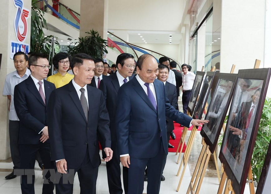 Le Premier ministre Nguyen Xuan Phuc et les délégués visitent l’exposition intitulée ''Le flux d'informations officielles n’a jamais tari'' marquant le 75e anniversaire de la fondation de la VNA.