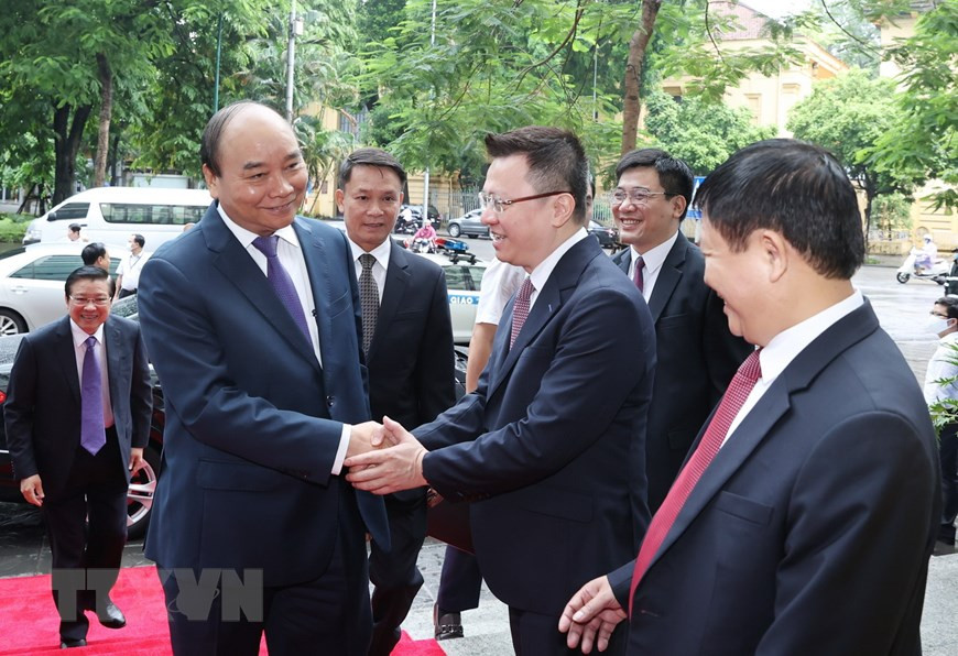  Le vice-directeur de la VNA (droite), Le Quoc Minh, serre la main du Premier ministre Nguyen Xuan Phuc avant la cérémonie de célébration du 75e anniversaire de la fondation de la VNA.