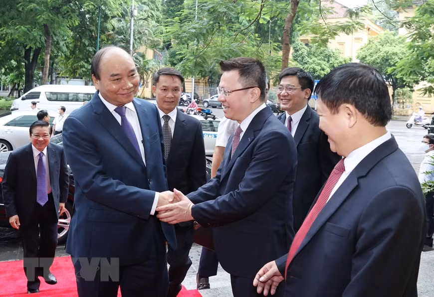  Le vice-directeur de la VNA (droite), Le Quoc Minh, serre la main du Premier ministre Nguyen Xuan Phuc avant la cérémonie de célébration du 75e anniversaire de la fondation de la VNA.