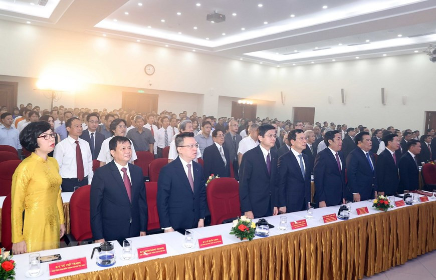  Les délégués à la cérémonie de lever du drapeau national.