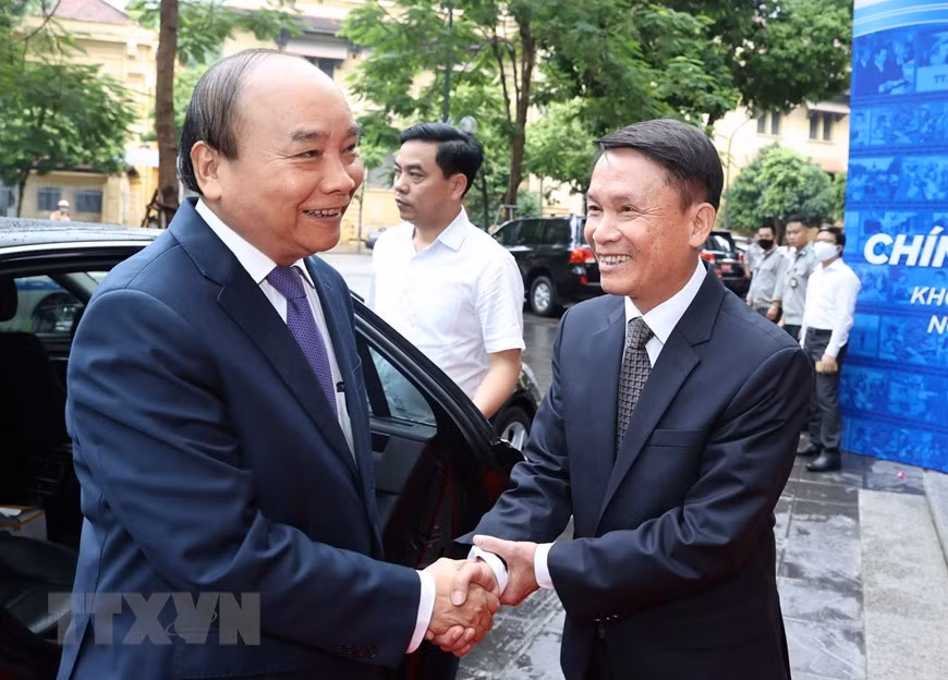  Nguyen Duc Loi, membre du Comité central du Parti communiste du Vietnam et directeur général de l'Agence vietnamienne d’information (VNA) (droite), accueille le Premier ministre Nguyen Xuan Phuc avant la cérémonie de célébration du 75e anniversaire de la fondation de la VNA.