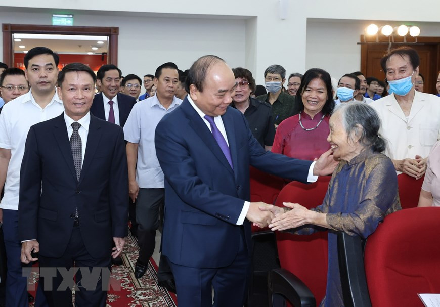  Le Premier ministre Nguyen Xuan Phuc et une ancienne cadre de l'Agence vietnamienne d’information.