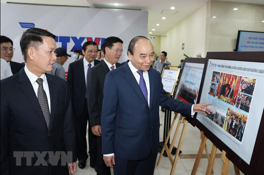  Le Premier ministre Nguyen Xuan Phuc et les délégués visitent l’exposition intitulée ''Le flux d'informations officielles n’a jamais tari'' marquant le 75e anniversaire de la fondation de la VNA.