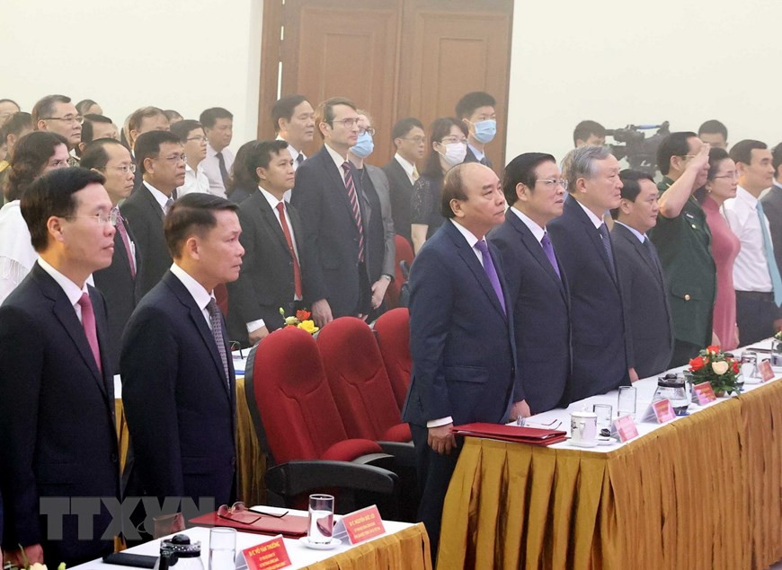  Les délégués à la cérémonie de lever du drapeau national.