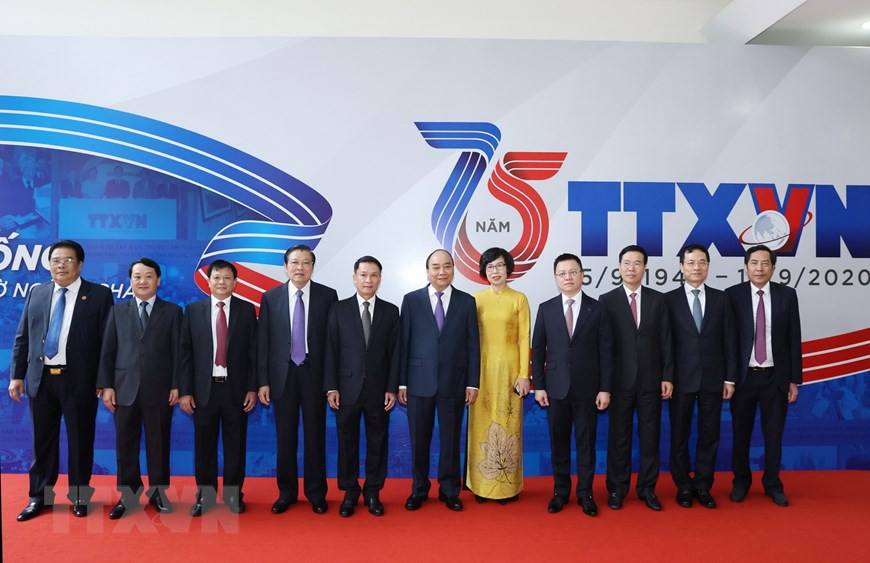  Photo de famille entre le Premier ministre Nguyen Xuan Phuc (6e, droite) et les délégués.