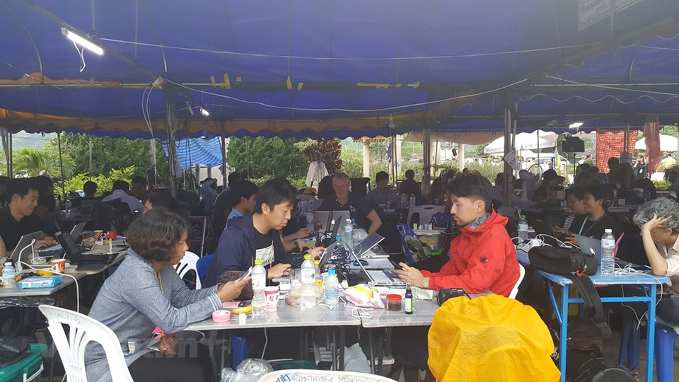 Des journalistes envoyés par de grands journaux du monde sont toujours en permanence sur le lieu de sauvetage.