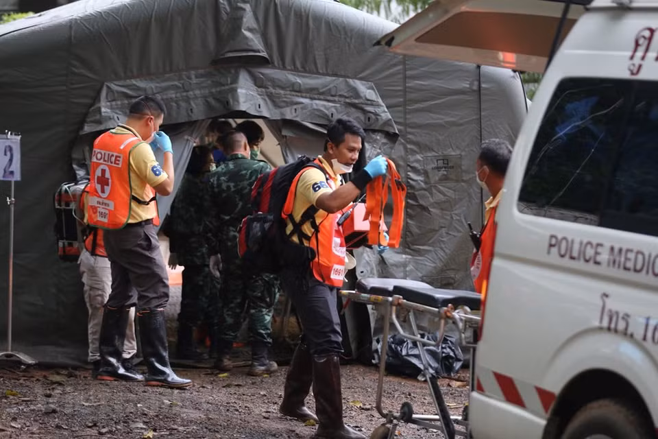 Des agents de santé sont toujours prêts à l’extérieur de la grotte de Tham Luang.