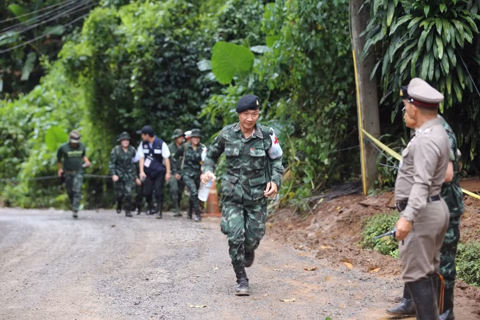 Des forces de secours à l’extérieur de la grotte de Tham Luang.