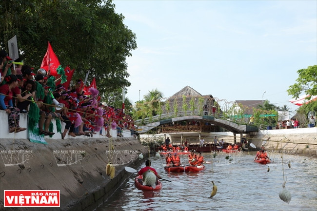 Touriste participant à des jeux folkloriques.