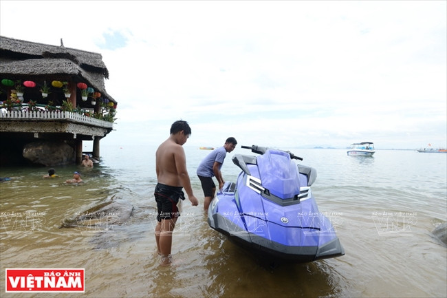 Des bateaux à moteur à grande vitesse sont disponibles.