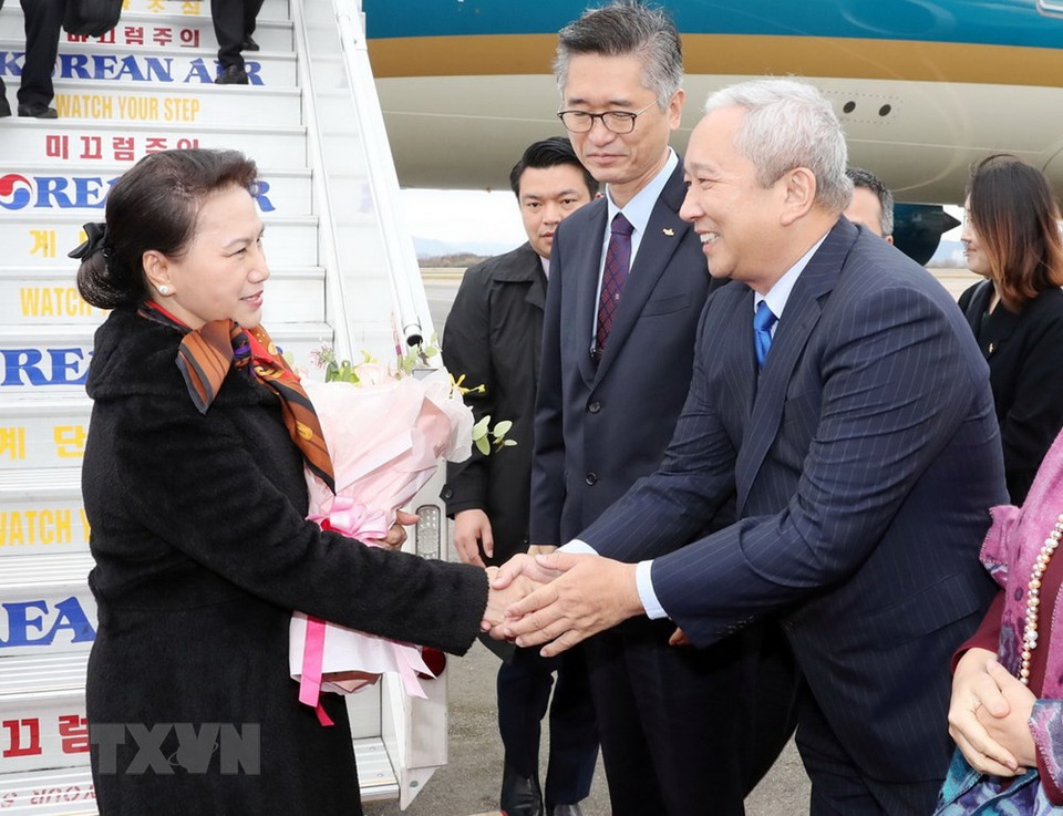 La présidente de l'AN Nguyên Thi Kim Ngân a été accueillie à l'aéroport militaire de Gim Hae