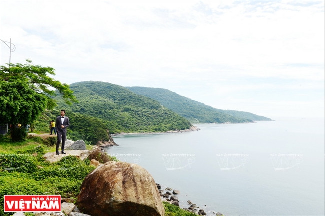 La péninsule de Son Tra avec des montagnes vertes plongeant dans la mer. 