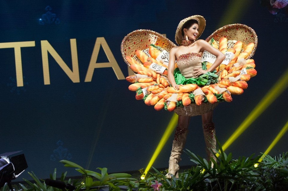 Miss Vietnam a apporté au concours le costume national, "Banh mi", inspiré par ce plat de rue populaire 