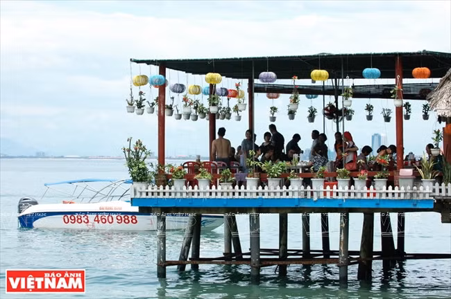 Dégustation de plats de fruits de mer dans un restaurant flottant.