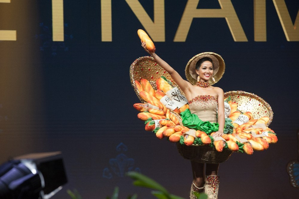 Le 10 décembre, Miss Vietnam H’Hen Nie et d’autres candidats ont défilé dans l'épreuve National Costume.