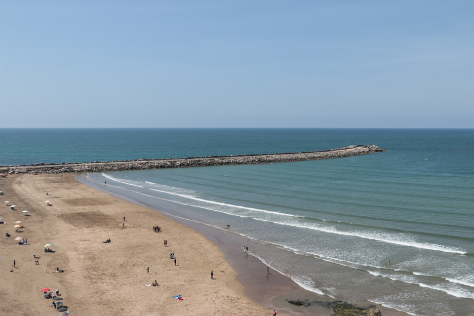 Une longue piste formée de roches sur l’océan Atlantique est un lieu idéal pour des rendez-vous des amoureux.