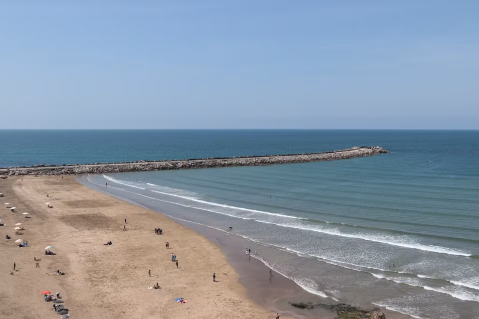 Une longue piste formée de roches sur l’océan Atlantique est un lieu idéal pour des rendez-vous des amoureux.