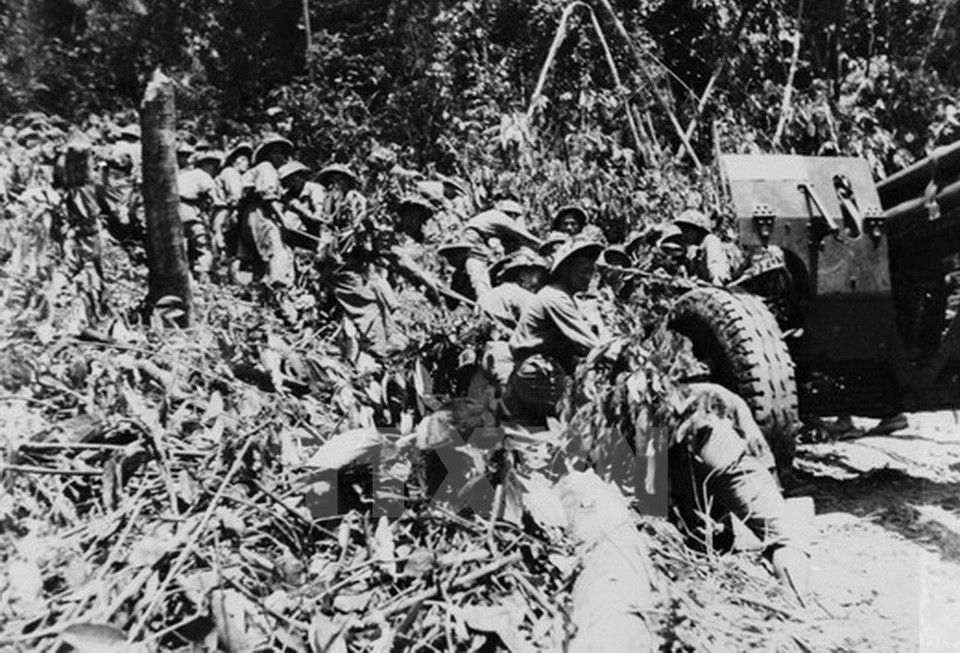 Acheminement, à main d'homme, d'un canon ​sur un des monts formant la "cuvette". 