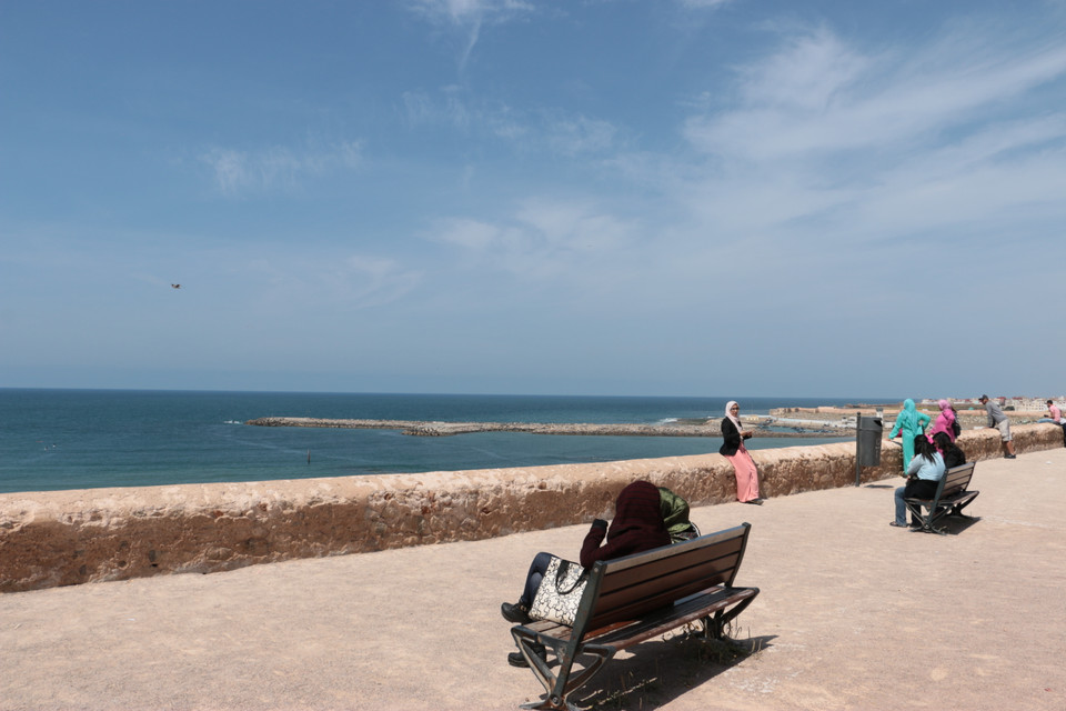 Sur la terrasse des Oudayas, lieu où les touristes peuvent se détendre en jetant un coup d’œil vers l’océan Atlantique.