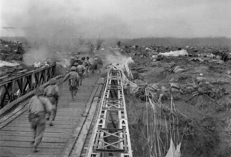 Les soldats vietnamiens traversent le pont Muong Thanh pour attaquer le coeur du camp retranché français. 