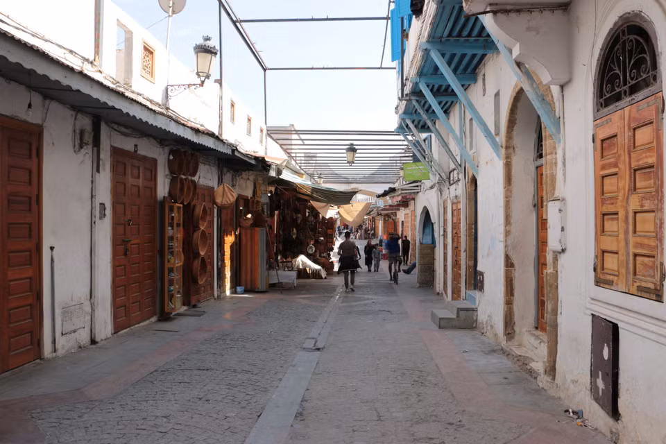La rue des Consuls, l’une des plus anciennes et où vivaient les consuls et ambassadeurs européens, notamment pendant la République de Salé, puis sous l'Empire Chérifien, jusqu'en 1912.