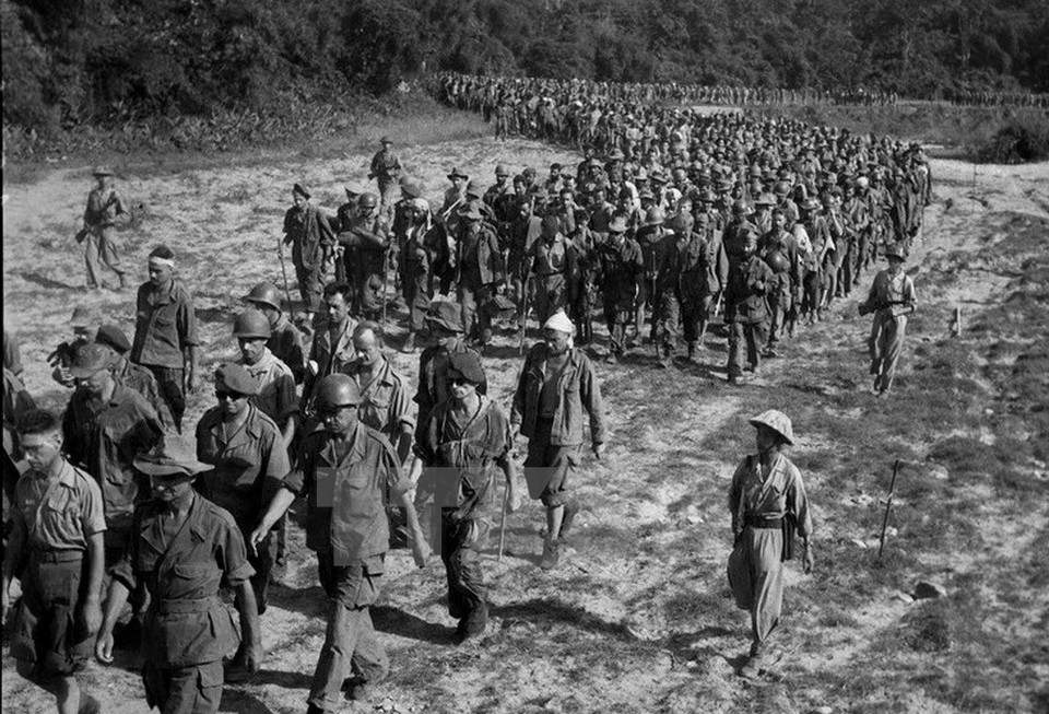 Le Général De Castries ainsi que l’ensemble du commandement fut capturé vivant. Il était 17h30, le 7 mai 1954. 