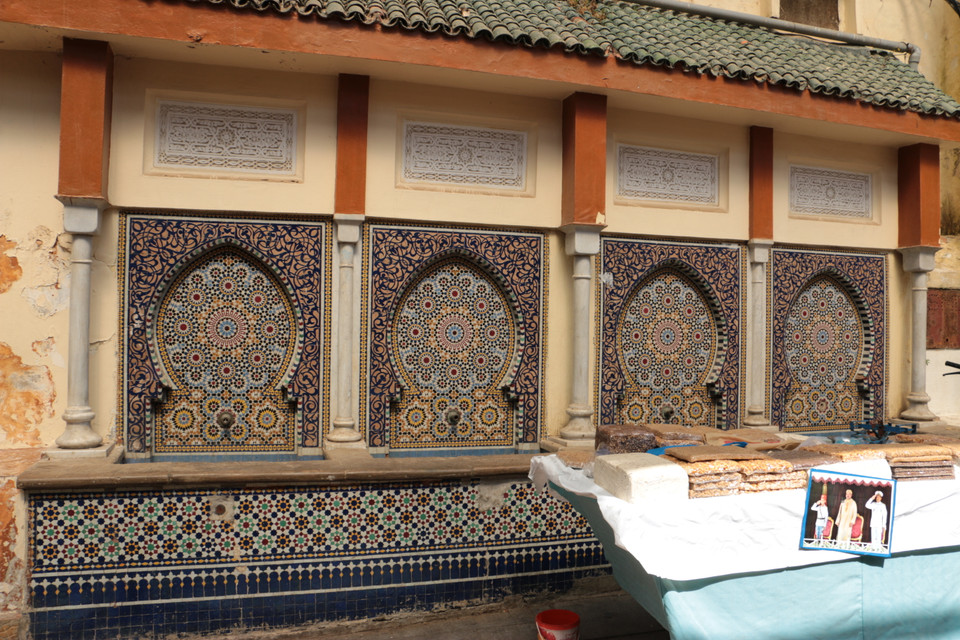 Un ancien lavabo public servant à se laver les mains avant la prière.