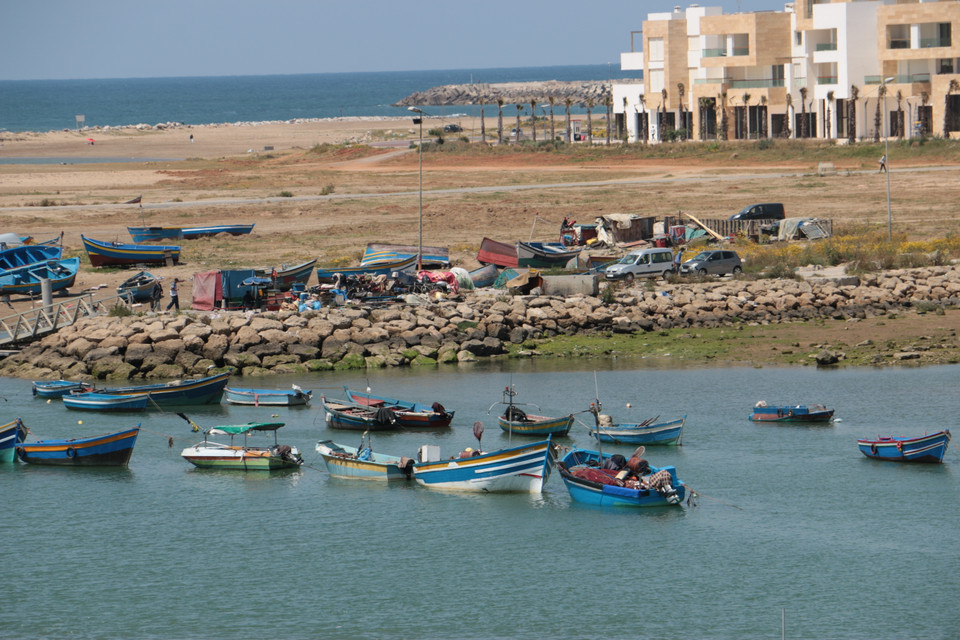 Des bateaux de pêche à l’embouchure de la rivière Bouregreg qui se jette dans l’océan Atlantique.