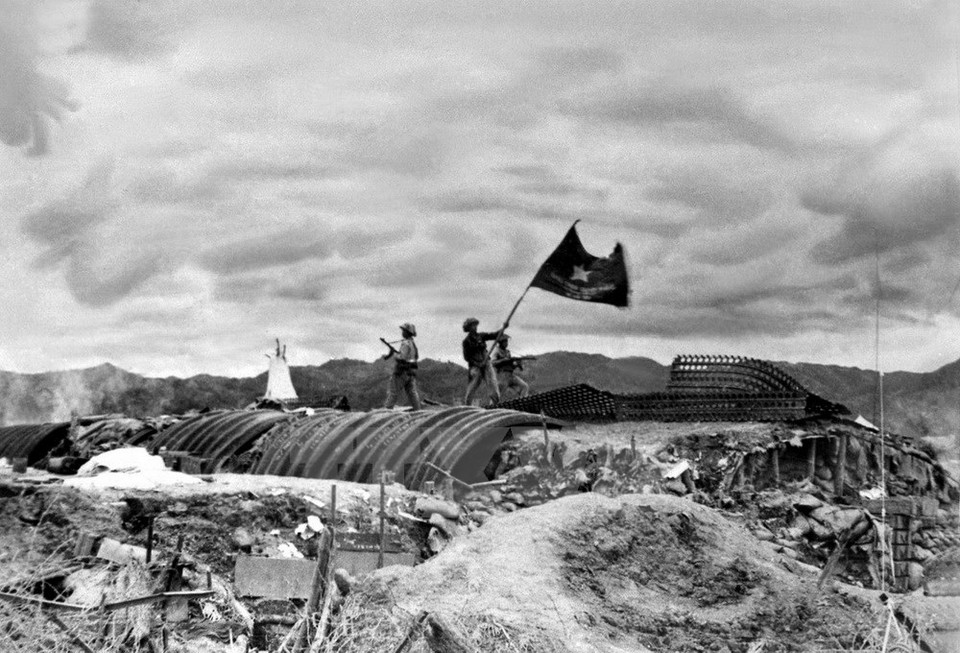Le 7 mai 1954, après 56 jours et nuits à percer des routes, à creuser des tunnels, à dormir dans la forêt, à souffrir, à force de sacrifices et grâce à une très grande détermination, l'armée et le peuple vietnamien ont écrasé la totalité de la base de Dien Bien Phu, mettant fin à une guerre de résistance contre la France pleine de sacrifices et de privations. 
