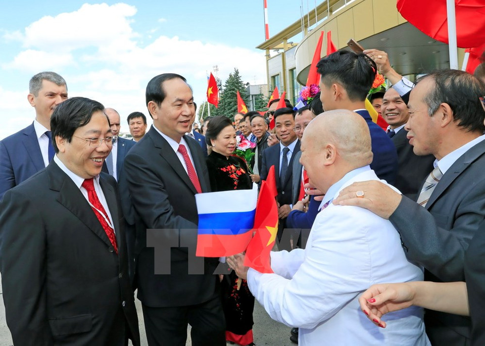 Le président Trân Dai Quang, son épouse et des cadres de l'ambassade du Vietnam et des représentants de la communauté des Vietnamiens en Russie. 
