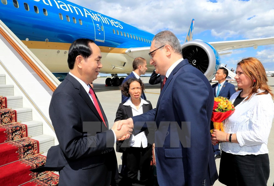 Le vice-ministre russe des Affaires étrangères Morgulov accueille le président Trân Dai Quang à l'aéroport de Vnucovo-2.