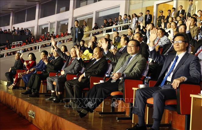 L'événement a été honoré par la présence du Premier ministre Nguyen Xuan Phuc (3e de gauche), du vice-Premier ministre Vu Duc Dam (1er), du secrétaire du comité du Parti communiste du Vietnam de Hanoï, Hoang Trung Hai (2e).