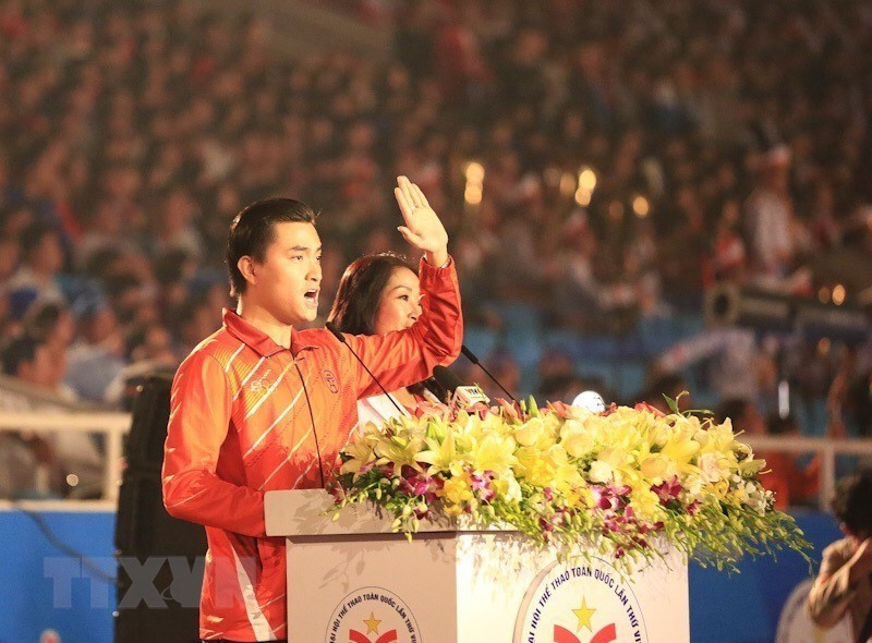 L'escrimeur Vu Thanh An prête le serment des athlètes lors de la cérémonie d'ouverture.