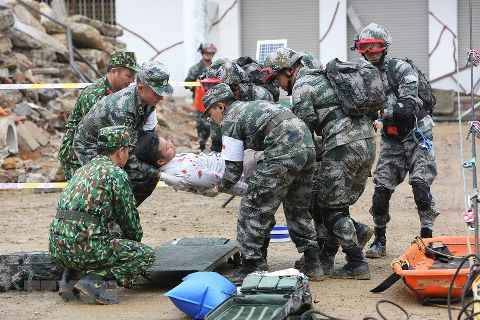 Des soldats vietnamiens et chinois participants à l’exercice de secours