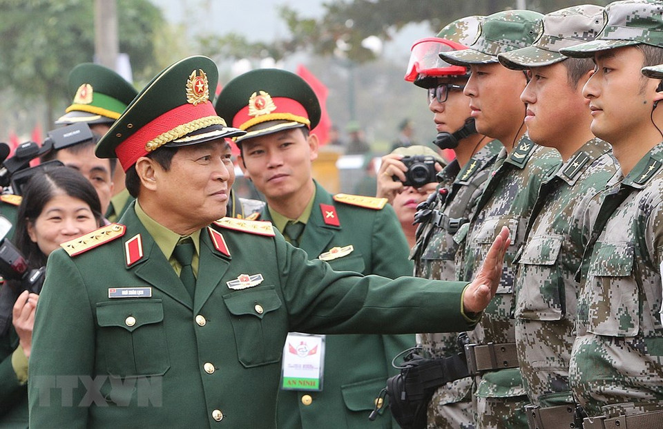 Le ministre vietnamien de la Défense Ngo Xuan Lich encourage des soldats chinois.