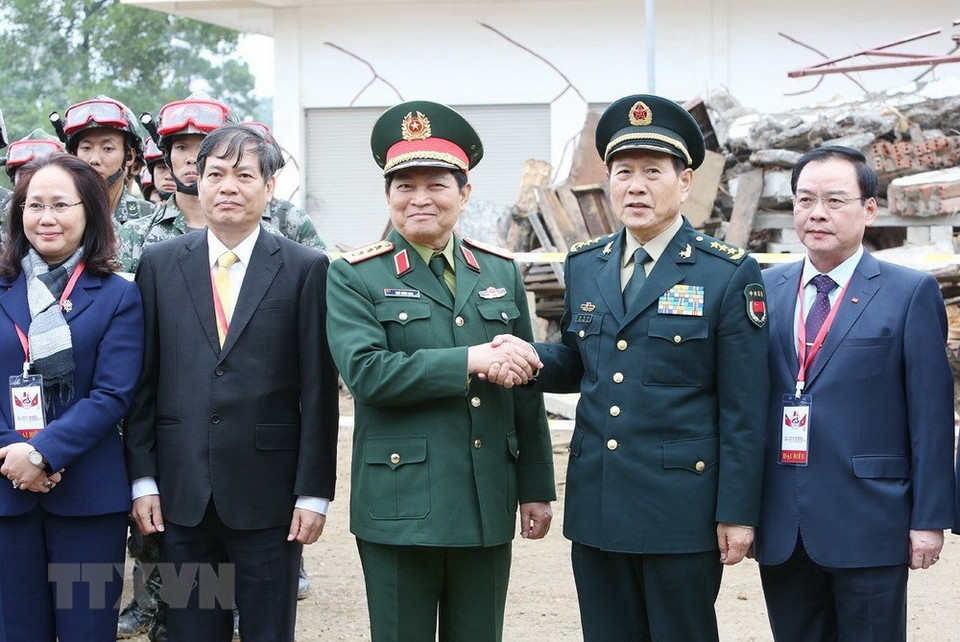 Les ministres vietnamien de la Défense Ngo Xuan Lich (3e de gauche) et chinois Wei Fenghe (2e de droite) ont procédé à l’exercice de secours commun en cas de désastres et d’épidémies dans le district de Phuc Hoa, province vietnamienne de Cao Bang.
