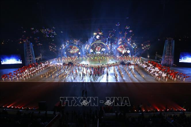La cérémonie d’ouverture du 8e Festival national des sports a eu lieu dimanche 25 novembre au soir, au stade national de My Dinh à Hanoï.