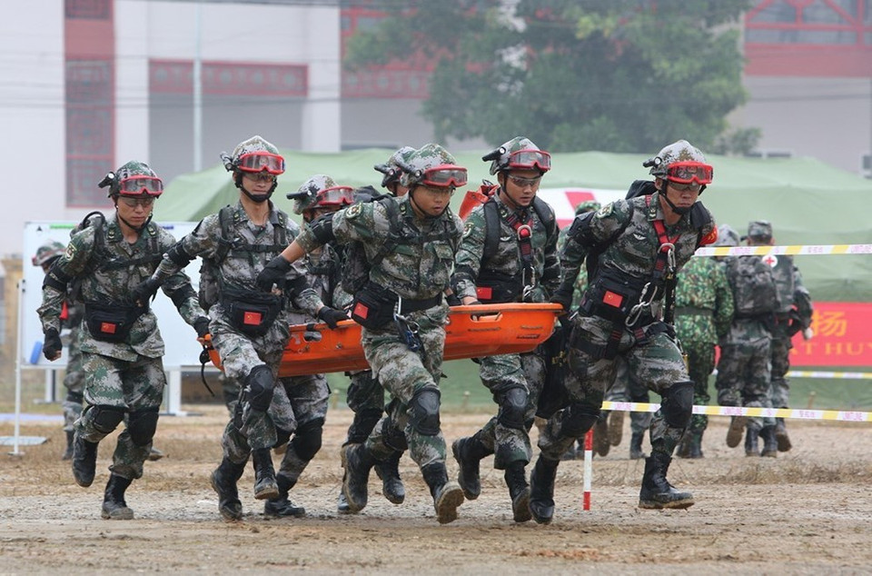 Des soldats chinois participants à l’exercice de secours