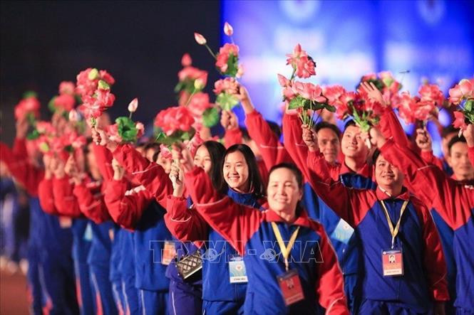 La cérémonie est marquée par le défilé de 65 délégations sportives participantes